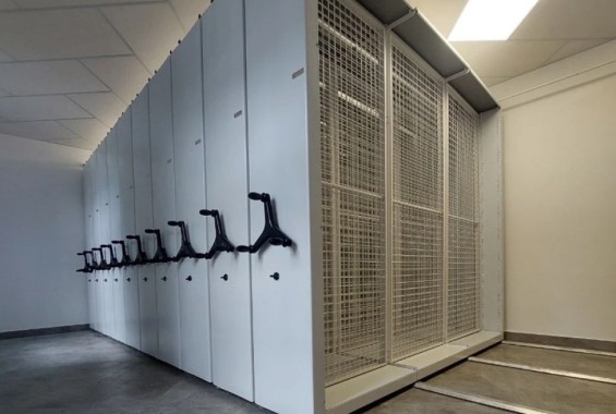 передвижные стеллажи с сетками для картин на рельсах