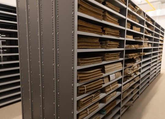 Широкие и глубокие полки стационарных стеллажей